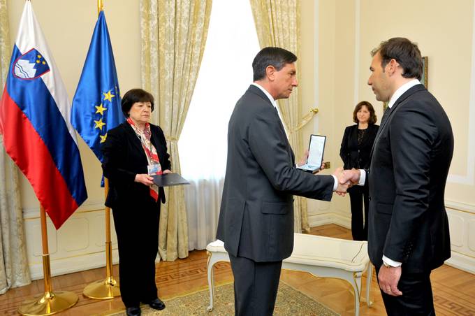 Predsednik Republike Slovenije Borut Pahor je z medaljo za zasluge posmrtno odlikoval dr. Gabrijela Devetaka za zasluge pri uveljavljanju blaginje, ugleda in napredka Slovenije na gospodarskem podroju. Odlikovanje je predsednik Pahor vroil sinu gospoda Devetaka.